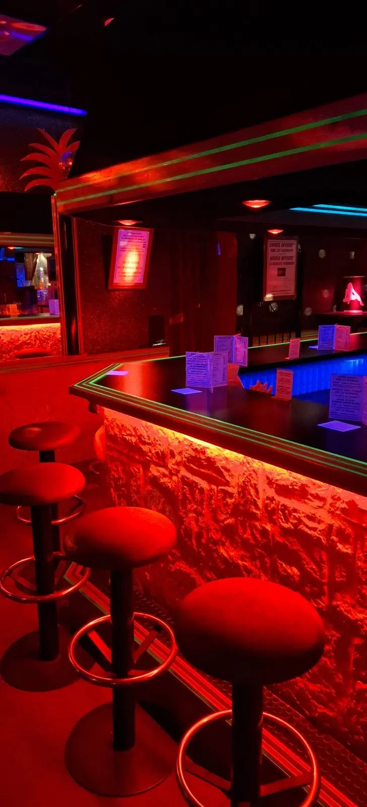 Le bar du VIP’S avec son éclairage rouge