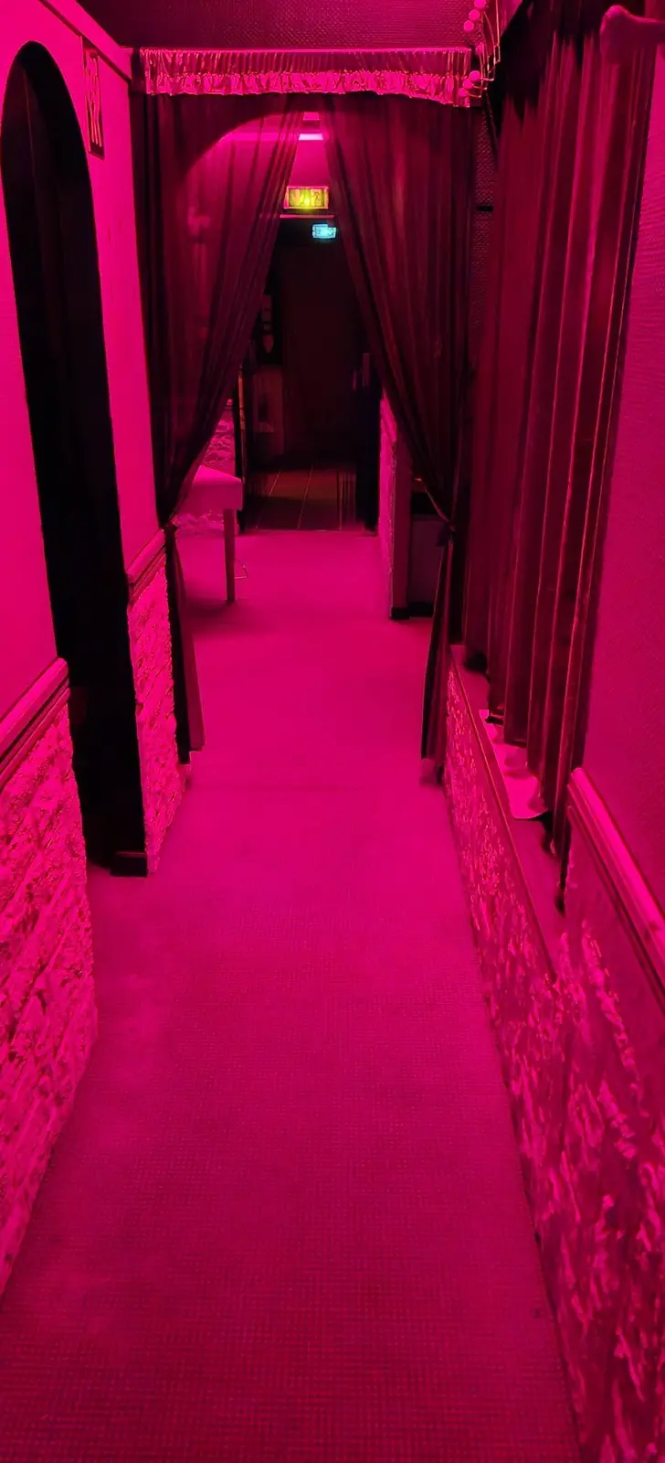 Couloir et éclairages du VIP’S